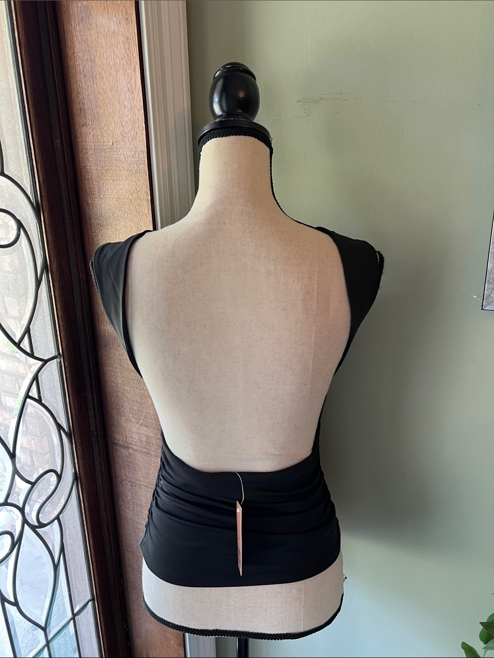 Sleek Black Women's Sleeveless Ruched Tank Top - Picture 3 of 9